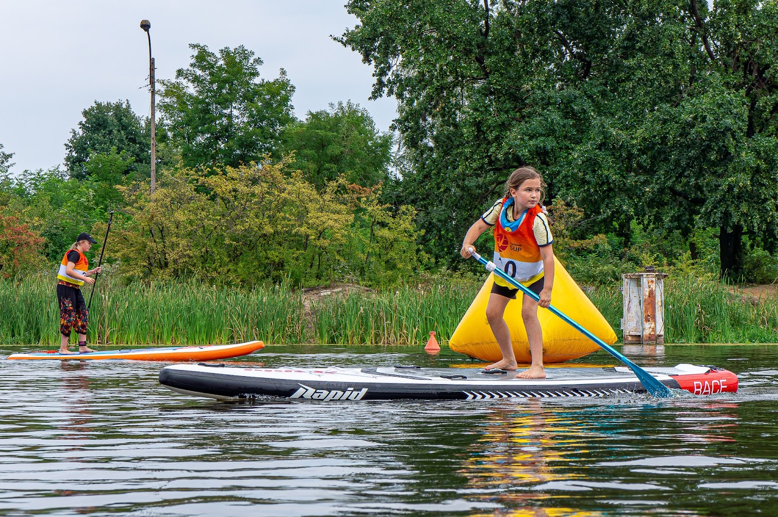 Zawodnik SUP na trasie