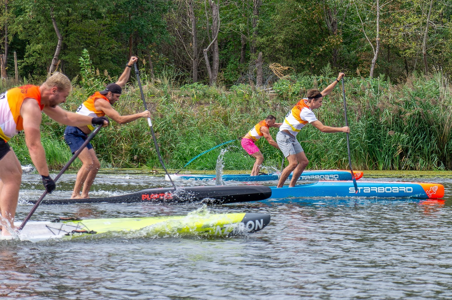 Zawodnik SUP podczas wyścigu
